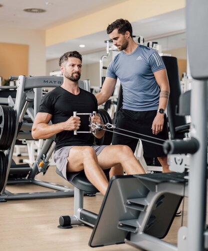 Mann bekommt ein Personal Training von den kompetenten Coaches im Fitness Center des Spa Resort Geinberg | © Spa Resort Geinberg / Chris Perkles