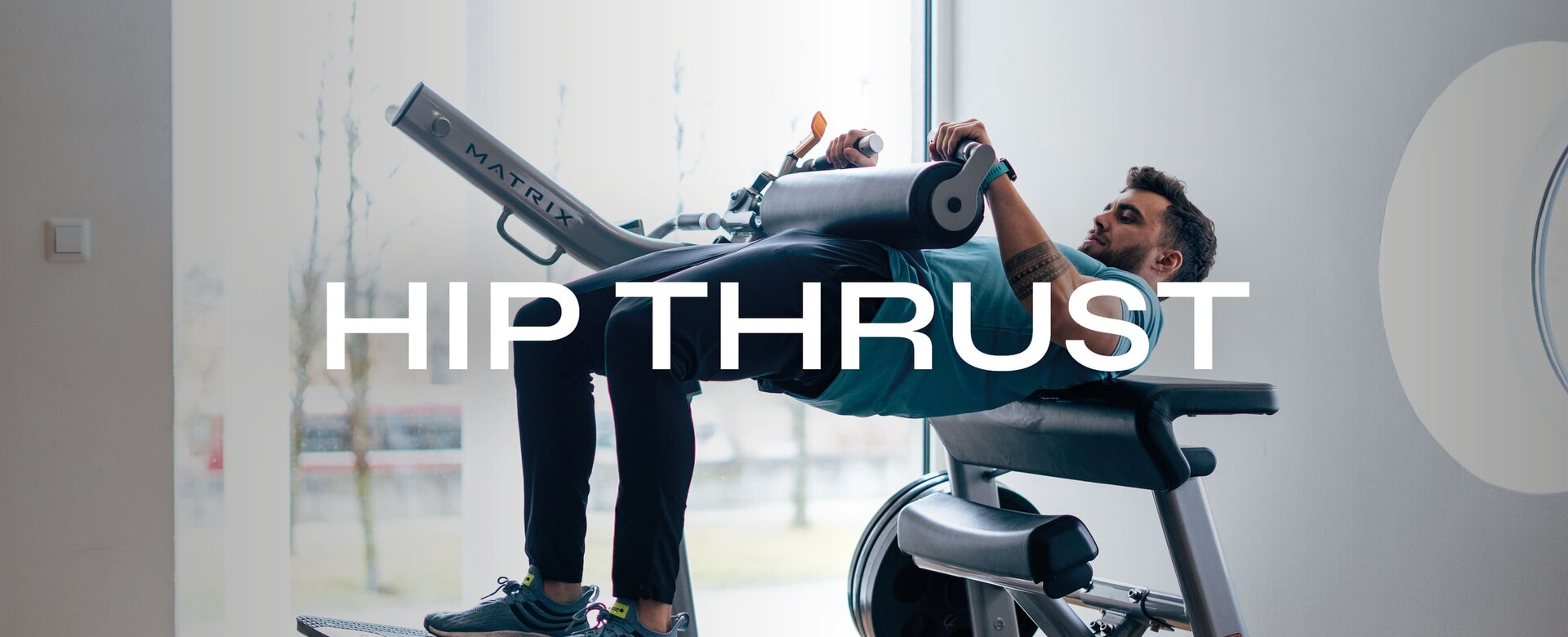 Hip Thrust Übung mit einem Sports & Soul Trainer im Fitness Center des Spa Resort Geinberg | © Spa Resort Geinberg