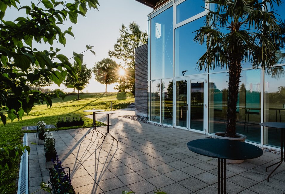 Terrasse des Event Centers mit Blick ins Grüne im Spa Resort Geinberg | © Spa Resort Geinberg / Chris Perkles