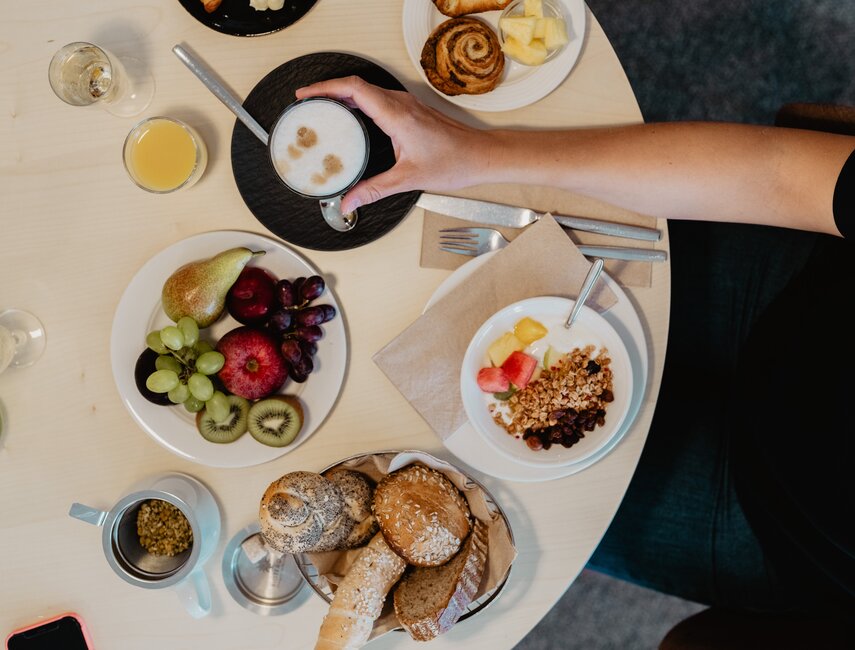 Gedeckter Tisch mit reichhaltigem und regionalem Frühstück im 4*S Hotel des Spa Resort Geinberg | © Spa Resort Geinberg / Chris Perkles