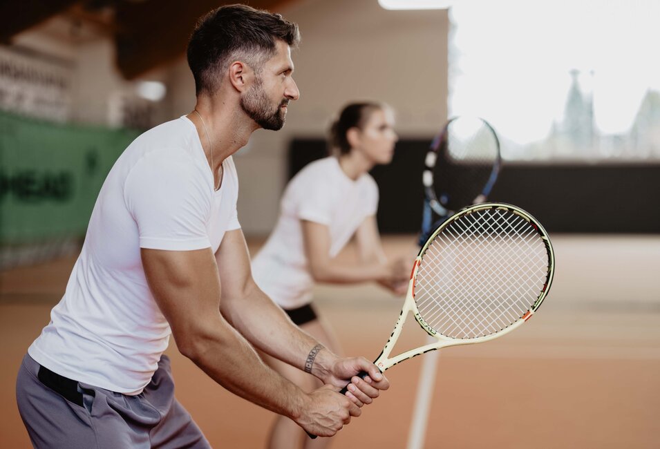 Paar mit Tennisschlägern beim Tennis-Match im Sports & Soul Center des Spa Resort Geinberg | © Spa Resort Geinberg / Chris Perkles