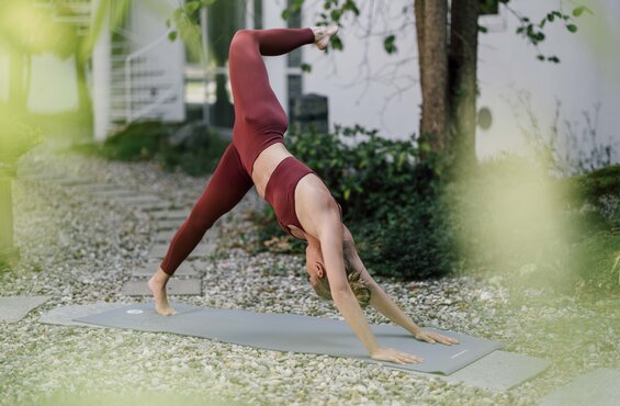 Blonde Frau macht anspruchsvolle Yoga-Übungen beim Balance & Yoga Retreat in Geinberg | © Spa Resort Geinberg / Chris Perkles