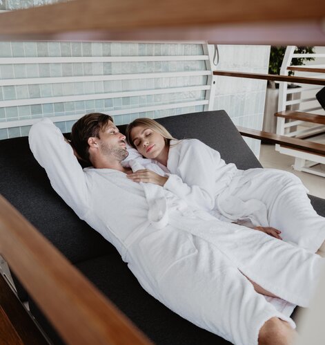 Paar im Bademantel entspannt gemeinsam im Relaxation Chalet im Spa Resort Geinberg | © Spa Resort Geinberg / Chris Perkles