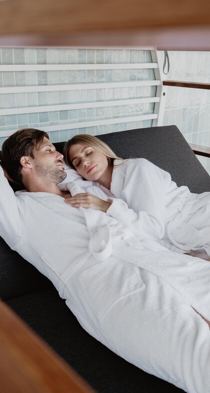 Paar im Bademantel entspannt gemeinsam im Relaxation Chalet im Spa Resort Geinberg | © Spa Resort Geinberg / Chris Perkles