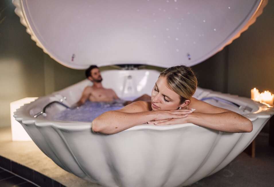 Paar entspannt in der romantischen Floating-Muschel des Spa Resort Geinberg | © Spa Resort Geinberg / Chris Perkles