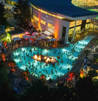 Nachtaufnahme der Karibik-Party in der Karibik-Lagune des Spa Resort Geinberg | © Daniel Scharinger