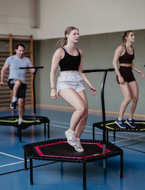 Gruppe trainiert auf Trampolinen beim Jumping Fitness Sportkurs im Spa Resort Geinberg | © Spa Resort Geinberg / Chris Perkles