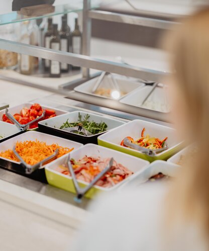 Umfangreiches Buffet mit frischen und gesunden Salaten im Thermen-Restaurant des Spa Resort Geinberg | © Spa Resort Geinberg / Chris Perkles