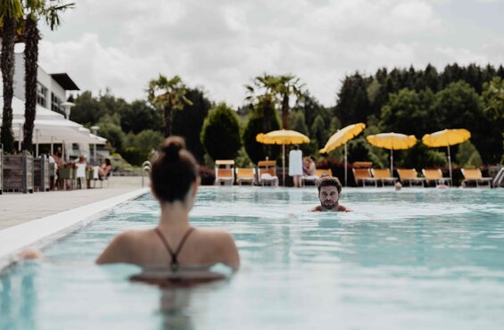Paar schwimmt in entgegengesetzte Richtung im Sport-Becken der Therme im Spa Resort Geinberg | © Spa Resort Geinberg / Chris Perkles