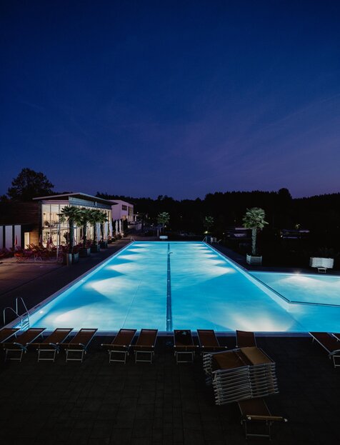 Nachtaufnahme des Sport-Beckens im Spa Resort Geinberg | © Spa Resort Geinberg / Chris Perkles