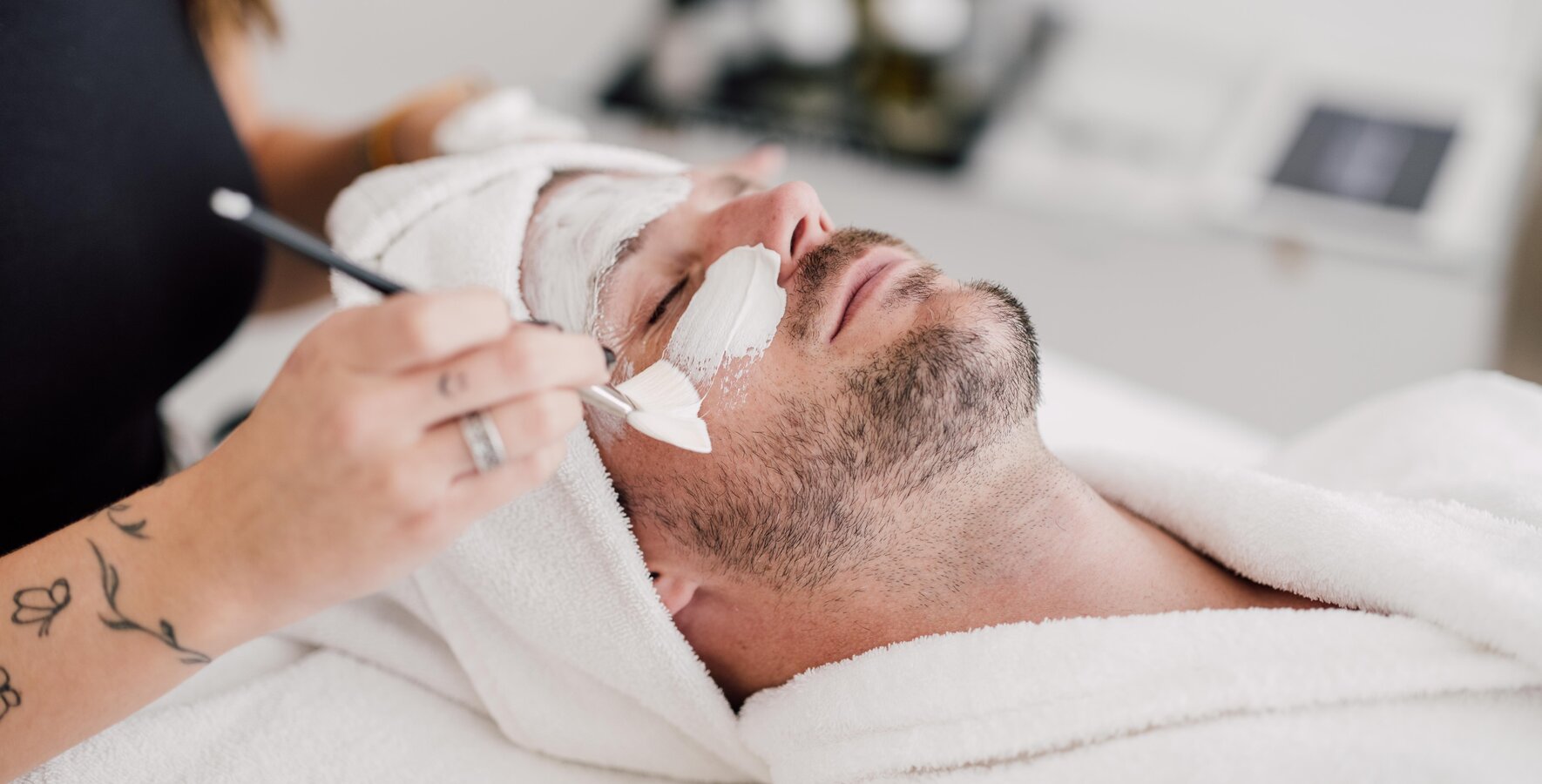 Mann gönnt sich eine pflegende Gesichtsbehandlung im Vitality Spa des Spa Resort Geinberg | © Spa Resort Geinberg / Chris Perkles