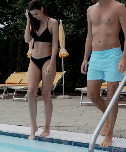 Paar begibt sich in die Wasserwelten des Spa Resort Geinberg | © Spa Resort Geinberg