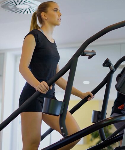 Junge Frau trainiert im Cardio-Bereich des Fitness Centers im Spa Resort Geinberg | © Spa Resort Geinberg